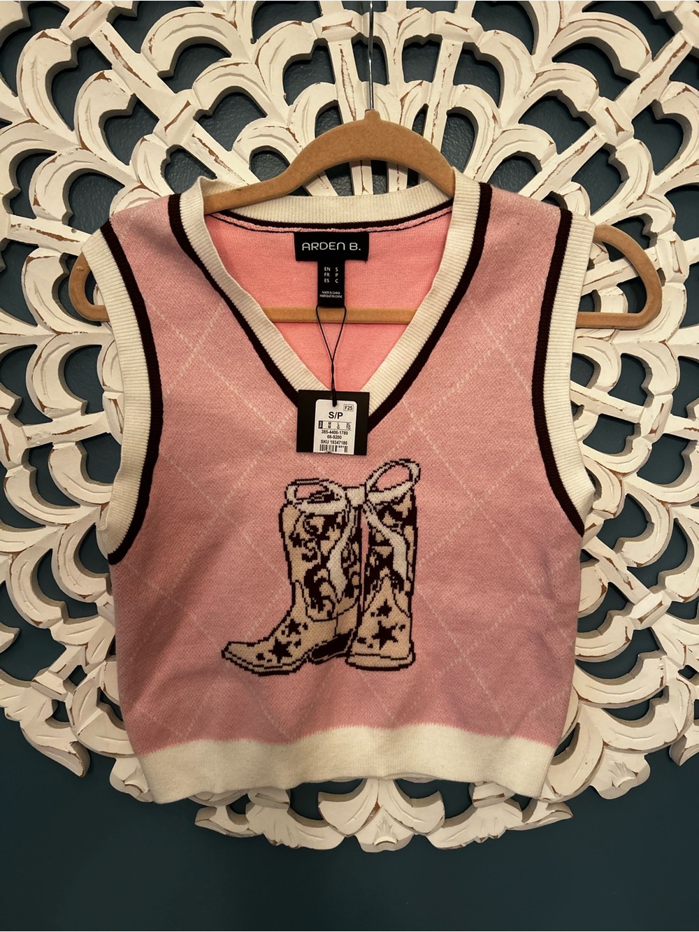 NWT ArdenB pink & white argyle knit sweater vest featuring a cowboy boot and bow